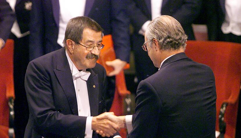 Einer der bislang letzten deutschen Nobelpreisträger: Günter Grass bekam die Nobelmedaille 1999 aus den Händen von Schwedens König Carl XVI. Gustaf überreicht. (Archivbild) Einer der bislang letzten deutschen Nobelpreisträger: Günter Grass bekam die Nobelmedaille 1999 aus den Händen von Schwedens König Carl XVI. Gustaf überreicht. (Archivbild)
