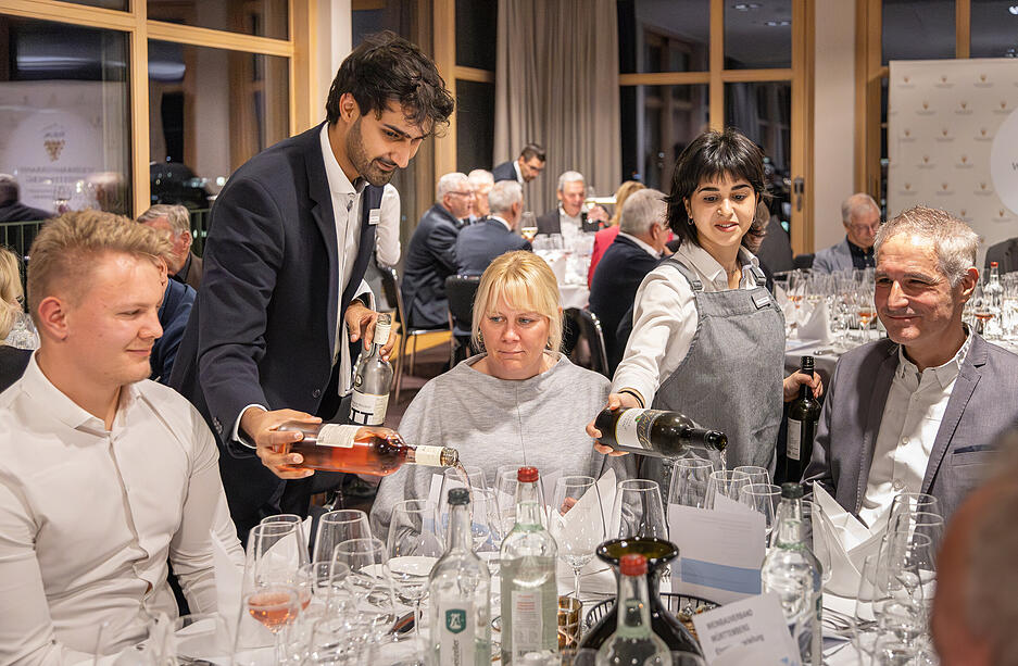 Der Ehrungsreigen im Heilbronner Parkhotel war eingebunden in ein Menü mit neun korrespondierenden Weinen. Der Ehrungsreigen im Heilbronner Parkhotel war eingebunden in ein Menü mit neun korrespondierenden Weinen.
