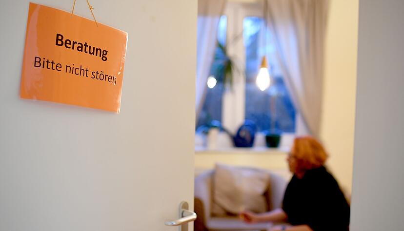 Beratungsstellen, Notrufnummern und Frauenhäuser bieten Schutz und Beratung rund um die Uhr. Beratungsstellen, Notrufnummern und Frauenhäuser bieten Schutz und Beratung rund um die Uhr.