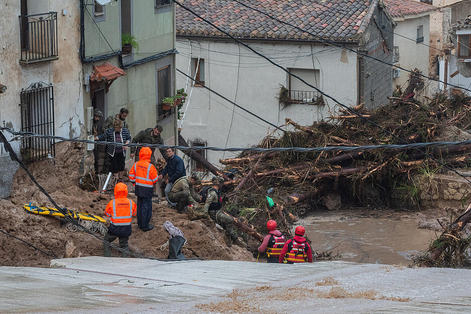 Durch Starkregen ist ein Fluss über die Ufer getreten. In Spanien sind wegen des schweren Unwetters Rettungskräfte im Einsatz.