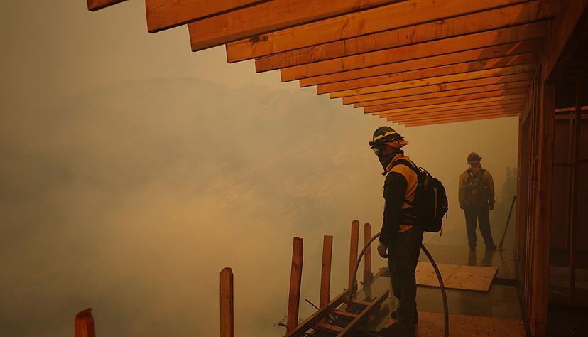 In den kommenden Tagen werden stärkere Winde erwartet, die die Flammen neu anfachen könnten. In den kommenden Tagen werden stärkere Winde erwartet, die die Flammen neu anfachen könnten.