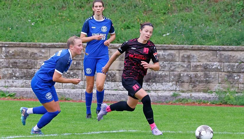 Nach dem Sieg beim Hegauer FV haben die Pink Ladies um Lorena B&uuml;rkle (rechts) vor dem Heimspiel gegen Alberweiler R&uuml;ckenwind.
Foto: Marc Schmerbeck