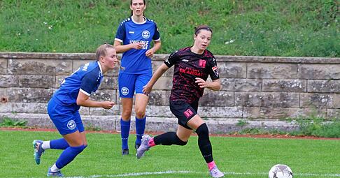 Nach dem Sieg beim Hegauer FV haben die Pink Ladies um Lorena B&uuml;rkle (rechts) vor dem Heimspiel gegen Alberweiler R&uuml;ckenwind.
Foto: Marc Schmerbeck