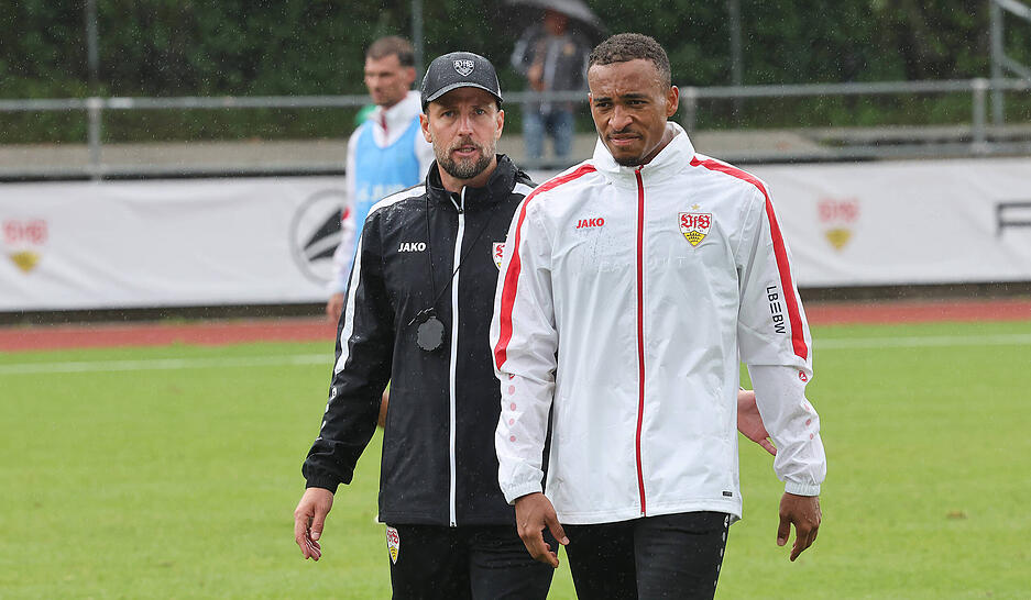 Es gab viele Gespräche mit den Spielern von VfB-Trainer Hoeneß. Kleine Verbesserungen, um erneute eine starke Saison hinzulegen.