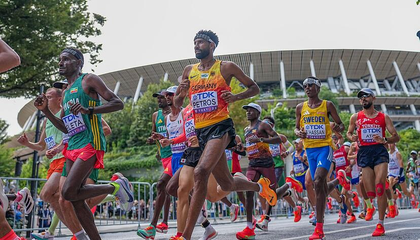 Marathonläufer Amanal Petros hat sensationell Silber geholt.