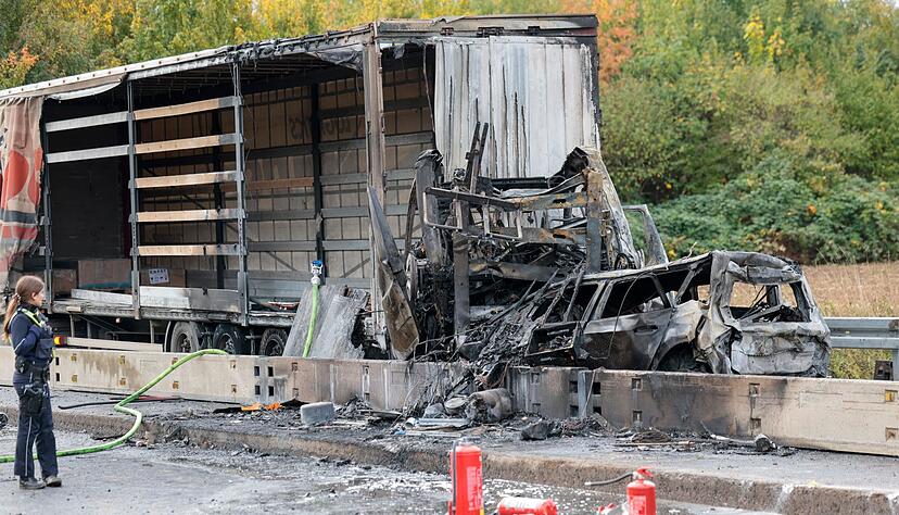Bei einem Unfall auf der A59 bei K&ouml;ln ist ein Mensch gestorben.
