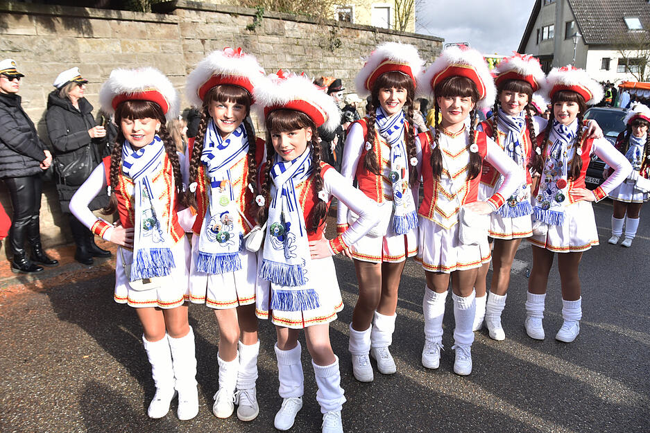 P&uuml;nktlich um 13:31 Uhr startete der Gaudiwurm dann von der Buchsbachtal-Halle aus hinein in den Ort. Der