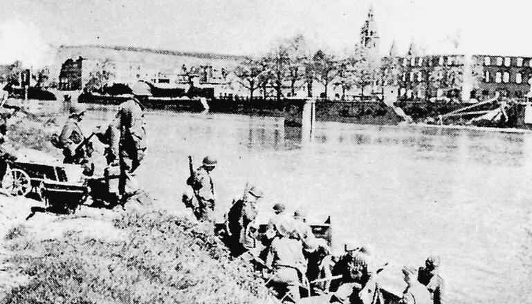 Soldaten am Westufer des alten Neckararms im Bereich der Badstra&szlig;e in der Bahnhofsvorstadt. Hinten die Kiliankirche, davor die Reste der zerst&ouml;rten Br&uuml;cke am G&ouml;tzenturm (rechts). Nach dem Krieg stand hier lange die sogenannte Amerikanerbr&uuml;cke.
