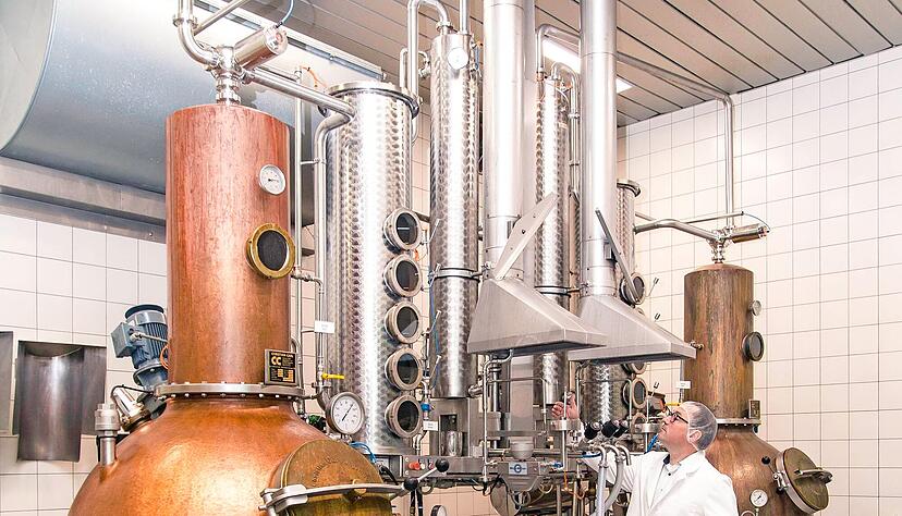 Bei der Destillation werden aus den Zutaten Aromen gewonnen.