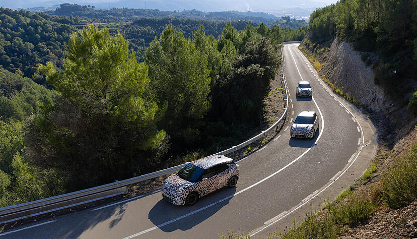 Cupra testet gerade intensiv getarnte Vorserienmodelle des neuen E-Autos Raval. Enthüllt wird der etwas mehr als vier Meter lange Wagen im März.