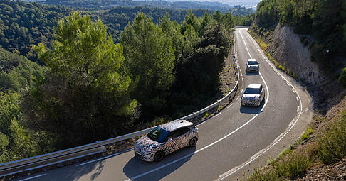 Cupra testet gerade intensiv getarnte Vorserienmodelle des neuen E-Autos Raval. Enthüllt wird der etwas mehr als vier Meter lange Wagen im März.