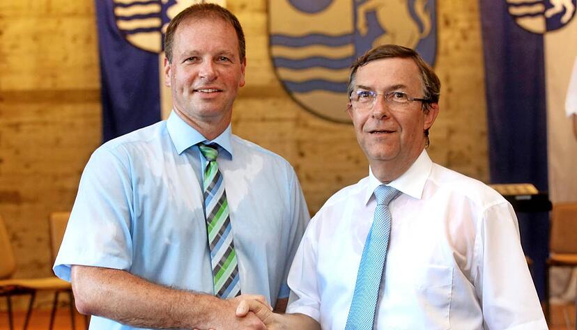 Bad Friedrichshalls Bürgermeister Peter Dolderer (re.) gratuliert Timo Frey zum Wahlerfolg. Am 1. Oktober tritt Frey die Nachfolge Dolderers an.Foto: Ralf Seidel