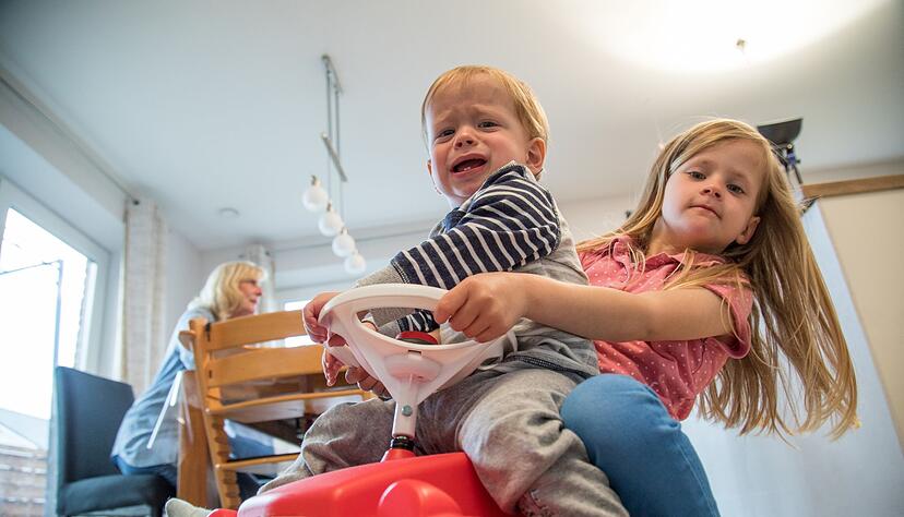 Da m&uuml;ssen sie erst mal alleine durch: Geschwister sollten miteinander streiten k&ouml;nnen, raten Experten.