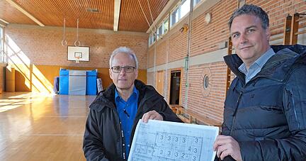 Baurechtsamtsleiter Thomas Goth (links) und Kämmerer Claus Ehmann mit dem Plan von Benjamin Fink in der Mühlrainhalle.   
Foto: Gustav Döttling Baurechtsamtsleiter Thomas Goth (links) und Kämmerer Claus Ehmann mit dem Plan von Benjamin Fink in der Mühlrainhalle.   
Foto: Gustav Döttling