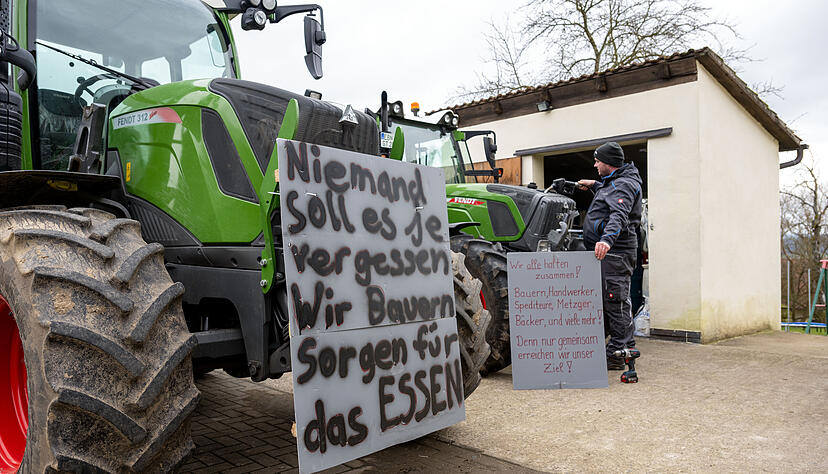 Ein Landwirt aus Bayern betankt seinen Schlepper mit Diesel, in der linken Hand hält er ein Plakat mit der Aufschrift "Bauern, Handwerker, Spediteure, Metzger, Bäcker, und viele mehr! Denn nur gemeinsam erreichen wir unser Ziel!" Ein Landwirt aus Bayern betankt seinen Schlepper mit Diesel, in der linken Hand hält er ein Plakat mit der Aufschrift "Bauern, Handwerker, Spediteure, Metzger, Bäcker, und viele mehr! Denn nur gemeinsam erreichen wir unser Ziel!"