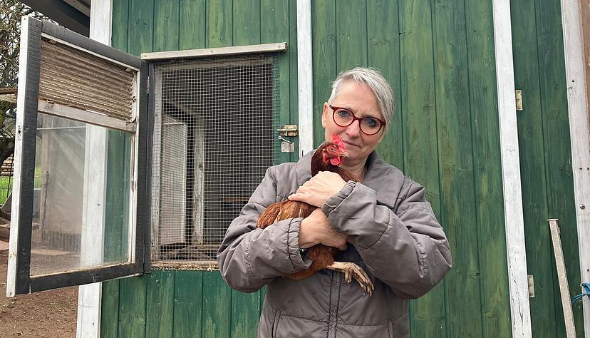Nicole Herrmann engagiert sich im Verein Rettet das Huhn und rettet Legehennen vor dem Schlachter.