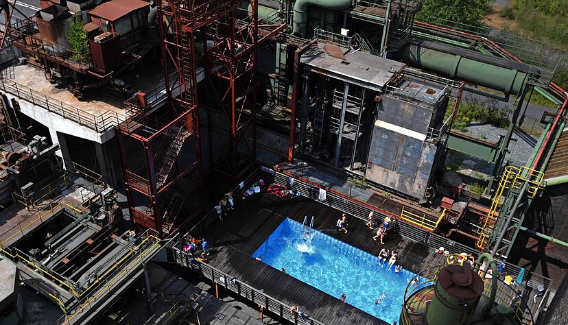 Das Werksschwimmbad im Zollverein Essen besteht aus zwei Überseecontainern – darin schwimmen ist kostenfrei. Das Werksschwimmbad im Zollverein Essen besteht aus zwei Überseecontainern – darin schwimmen ist kostenfrei.