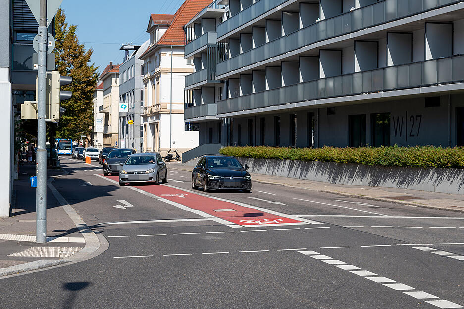 Autos, die Abbiegen wollen, müssen in der Wilhelmstraße den Schutzstreifen überqueren.