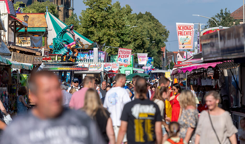 Geboten sind mehr als zwölf Fahrgeschäften und über 80 Krämermarktstände, eine großen Auswahl an kulinarischen Köstlichkeiten sowie die musikalische Umrahmung von einer Vielzahl an Livebands.