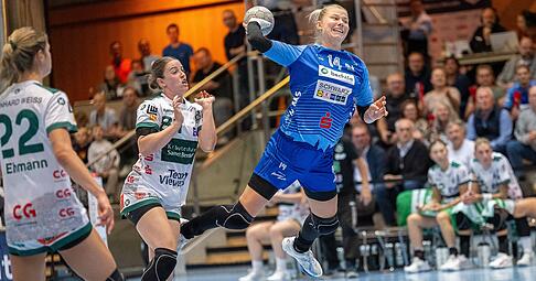 Acht Tore, eine Vorlage und eine fast 90-prozentige Trefferquote: „Sie hat vorne wirklich ein Riesen-Spiel gemacht“, sagte Trainer Thomas Zeitz über Kamila Kordovská. Die Tschechin machte im Zweitrunden-Duell mit Frisch Auf Göppingen sehr viel richtig. Acht Tore, eine Vorlage und eine fast 90-prozentige Trefferquote: „Sie hat vorne wirklich ein Riesen-Spiel gemacht“, sagte Trainer Thomas Zeitz über Kamila Kordovská. Die Tschechin machte im Zweitrunden-Duell mit Frisch Auf Göppingen sehr viel richtig.