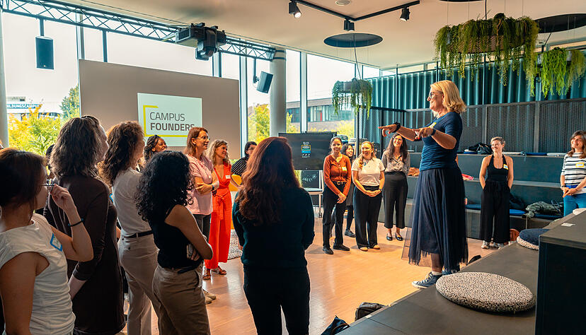 Das Female Founders Programm der Campus Founders richtet sich speziell an weibliche Gründerinnen. Das Female Founders Programm der Campus Founders richtet sich speziell an weibliche Gründerinnen.