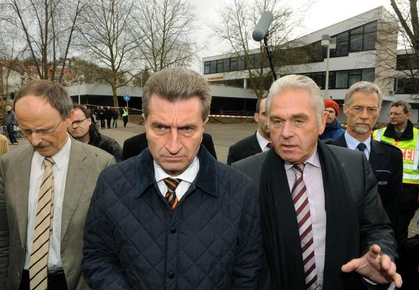 Der baden-w&uuml;rttembergische Ministerpr&auml;sident G&uuml;nther Oettinger (m), Innenminister Heribert Rech (r)  und Polizeipr&auml;sident Erwin Hetger (l) treffen zur Pressekonferenz nach dem Amoklauf in  Winnenden ein.
