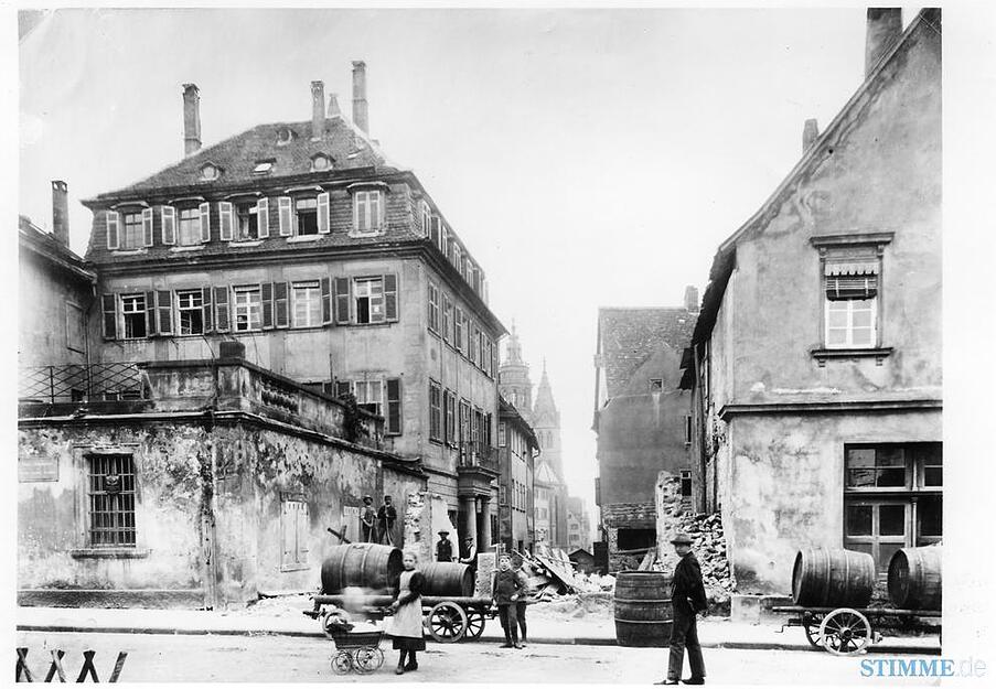 1897 erfolgt der Durchbruch nach Osten, von der Präsenzgasse zur Allee.
