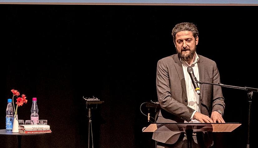 Mit erkenntnisreichen Überlegungen zog Professor Aladin El-Mafaalani das Publikum im Silcherforum in den Bann.
Foto: Tina Schulze Mit erkenntnisreichen Überlegungen zog Professor Aladin El-Mafaalani das Publikum im Silcherforum in den Bann.
Foto: Tina Schulze
