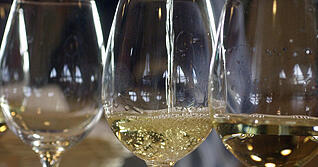 In einigen Besenwirtschaften fließt ab sofort kein Wein mehr. Foto: Archiv/Stimme