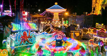 Alles dreht sich, blinkt und schallt auf der Düsseldorfer Rheinkirmes - alles, bis auf ein ganz bestimmtes Lied. Alles dreht sich, blinkt und schallt auf der Düsseldorfer Rheinkirmes - alles, bis auf ein ganz bestimmtes Lied.