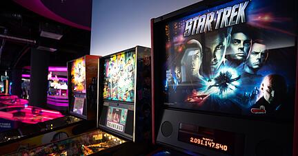 Eine Spielhalle der besonderen Art – dort kann man Altmodisches wie Pacman oder Air Hockey spielen.