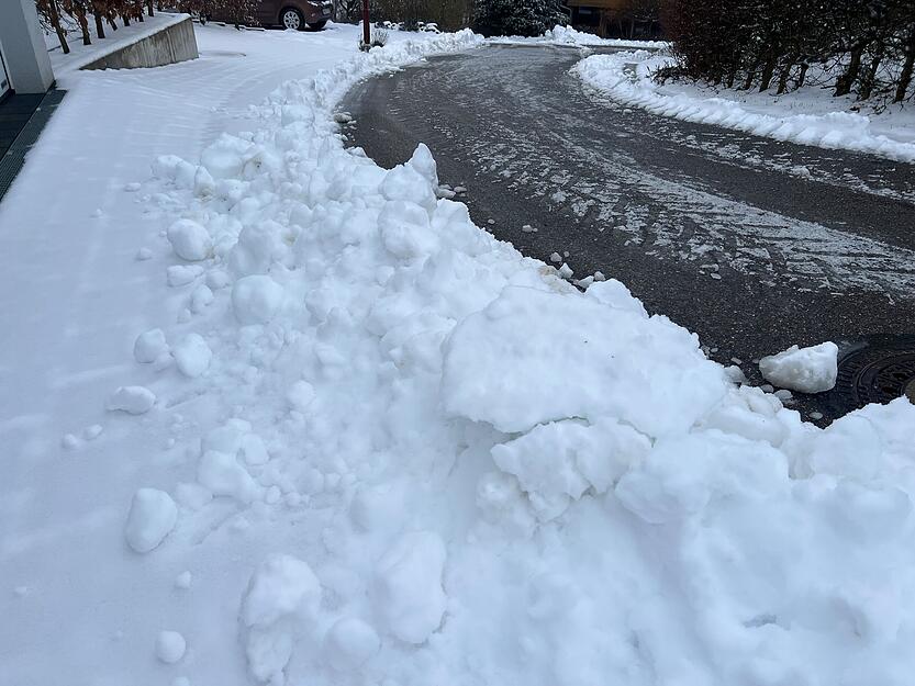 Auf den Straßen ist es durch Schnee und Glätte gefährlich rutschig.