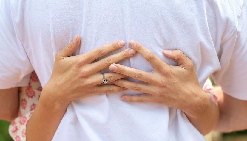 Eine feste Umarmung, ein abgenommenes Telefonat mit der Krankenkasse, ein Topf Suppe: Unterst&uuml;tzung f&uuml;r krebskranke Menschen kann ganz viele Formen haben.