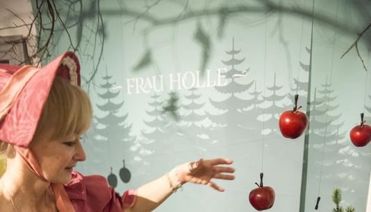 Frau Holles Tochter hat viel Unterst&uuml;tzung beim &Auml;pfel-Pfl&uuml;cken.