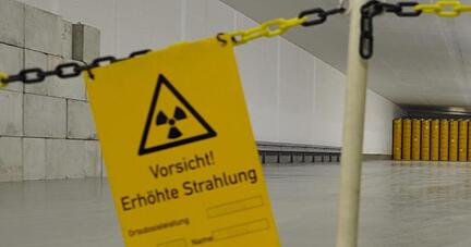 Das Endlager soll unterirdisch in Salz, Ton oder Kristallin, also vor allem Granit, entstehen. 2031 soll der Standort gefunden sein. Das Endlager soll unterirdisch in Salz, Ton oder Kristallin, also vor allem Granit, entstehen. 2031 soll der Standort gefunden sein.