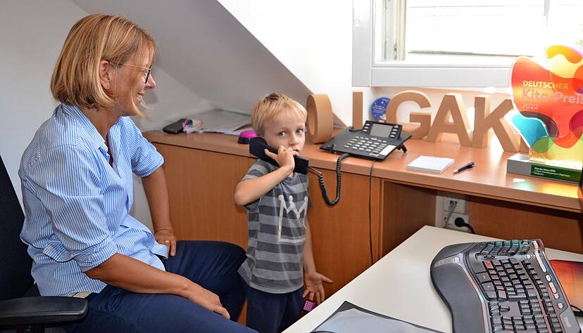 Der sechsjährige Dean geht für Olgakrippenleiterin Monika Karacic ans Telefon. Das Büro ist hier auch ein Raum, den Kinder entdecken dürfen.
Foto: Stefanie Pfäffle Der sechsjährige Dean geht für Olgakrippenleiterin Monika Karacic ans Telefon. Das Büro ist hier auch ein Raum, den Kinder entdecken dürfen.
Foto: Stefanie Pfäffle