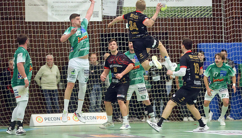 Mit Schmackes, mit Max Schulze: Die Nummer 34 der SG Schozach-Bottwartal war mit zehn Toren erfolgreichster Werfer.