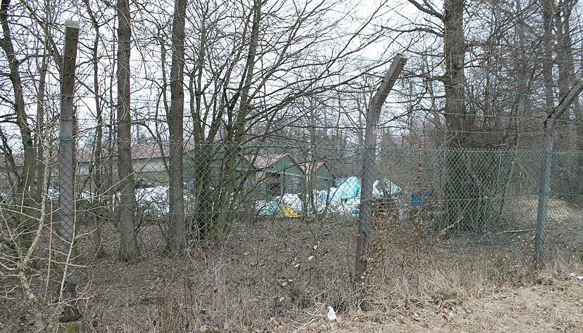 Hinter dem Zaun lagert Pakufol einen großen Berg Folie: In wenigen Wochen sei alles weiterverarbeitet, sagt der Geschäftsführer.
Foto: Simon Gajer Hinter dem Zaun lagert Pakufol einen großen Berg Folie: In wenigen Wochen sei alles weiterverarbeitet, sagt der Geschäftsführer.
Foto: Simon Gajer