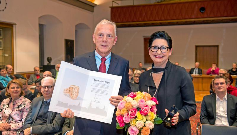 Die aktuelle Nummer zwölf mit dem goldenen Stadtwappen-Ring: Sibylle Mösse-Hagen wurde von OB Harry Mergel ausgezeichnet.
Foto: Mario Berger