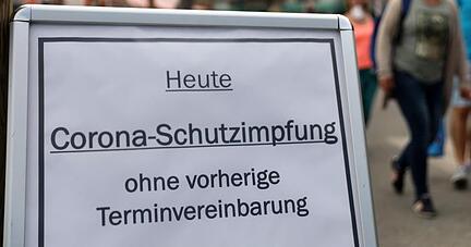 Wer freiwillig ohne Impfung bleibt, muss im Fall einer Quarantäne zunehmend auf Lohnfortzahlung verzichten.