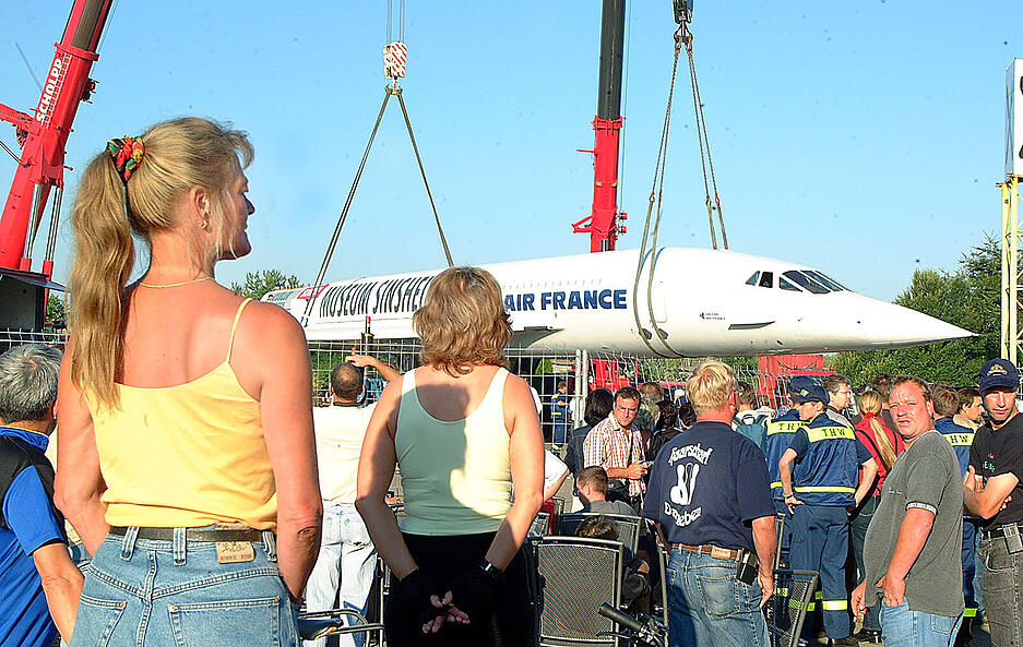 Juli 2003: Tausende verfolgten das Concorde-Spektakel.  Im Technik Museum Sinsheim wird der elegante Vogel mit Beifall begrüßt.