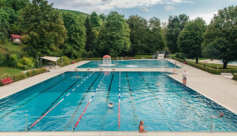 Noch kann man, anders als auf unserem   Archiv-Foto, im Weinsberger Freibad keine Bahnen ziehen. Das gro&szlig;e Ziel ist, dass die Anlage Mitte Juni ge&ouml;ffnet wird.