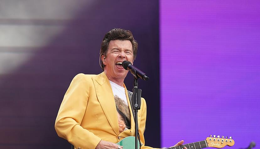 Rick Astley greift gern mal in die Saiten. (Archivbild)
