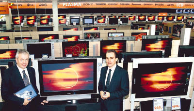 Geschäftsführer Alexander Köhler (rechts) und Franz Koroknay von der Saturn Management GmbH erwarten gespannt die Eröffnung. (Foto: Ulrike Kugler) Geschäftsführer Alexander Köhler (rechts) und Franz Koroknay von der Saturn Management GmbH erwarten gespannt die Eröffnung. (Foto: Ulrike Kugler)