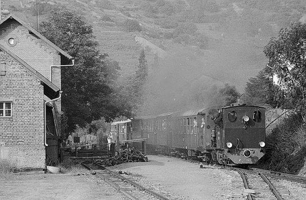 Von 1901 bis 1988 fuhren zwischen Möckmühl und Dörzbach Züge auf der 39 Kilometer langen Strecke. Von 1901 bis 1952 sowie 1966 bis 1979 fuhren Passagierzüge, ansonsten vor allem Güterzüge. Von 1901 bis 1988 fuhren zwischen Möckmühl und Dörzbach Züge auf der 39 Kilometer langen Strecke. Von 1901 bis 1952 sowie 1966 bis 1979 fuhren Passagierzüge, ansonsten vor allem Güterzüge.