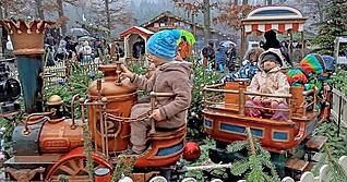 Die nostalgische Dampf-Eisenbahn ist eine der Hauptattraktionen im Winderwunderwald im Wildparadies Tripsdrill.