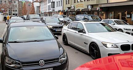 Hier gibt es sehr oft Engpässe und Staus: die Lohtorstraße am Heilbronner Rathaus. Wie kann ein sinnvolles Konzept die Situation verbessern?
Foto: Andreas Veigel Hier gibt es sehr oft Engpässe und Staus: die Lohtorstraße am Heilbronner Rathaus. Wie kann ein sinnvolles Konzept die Situation verbessern?
Foto: Andreas Veigel