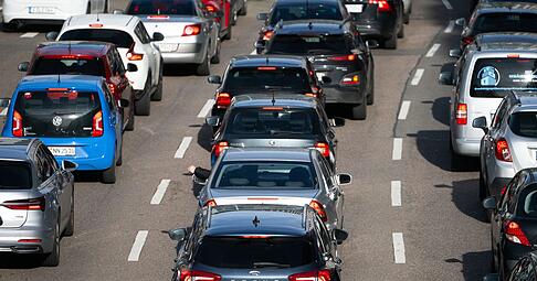 Mit dem EU-Emissionshandel ab 2027 drohen höhere Preise für Sprit und Heizen. Die EU-Kommission will nun gegensteuern, um starke Preissprünge zu vermeiden.