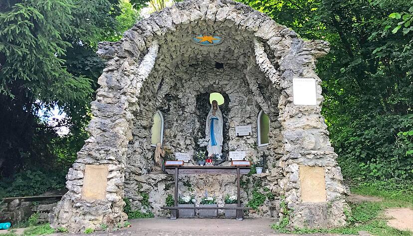 Die Grotte auf dem Ilgenberg bei Höchstberg ist der Lourdes-Grotte nachempfunden, wo die heilige Bernadette 1858 angeblich die Mutter Gottes sah. Fotos: Kilian Krauth Die Grotte auf dem Ilgenberg bei Höchstberg ist der Lourdes-Grotte nachempfunden, wo die heilige Bernadette 1858 angeblich die Mutter Gottes sah. Fotos: Kilian Krauth