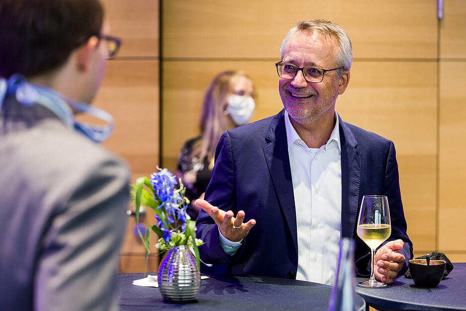 Podiumsdiskussion in der Aula des Bildungscampus unter Corona-Bedingungen
